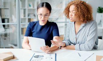 mulheres-de-negocio-trabalhando-financas-reuniao